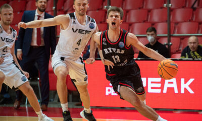 "VEF Rīga" FIBA Čempionu līgā Viļņā izsēj 17 punktu pārsvaru, taču uzvar "Rytas"