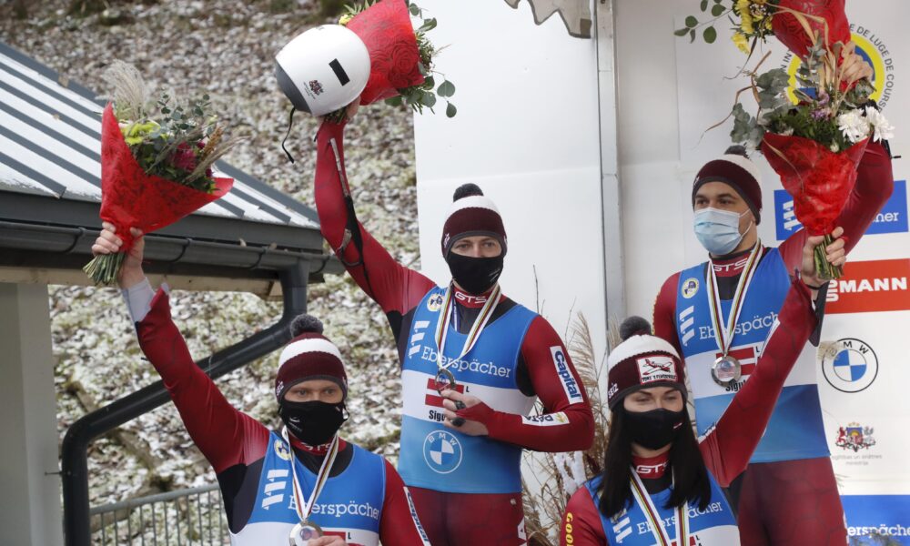 Latvijas kamaniņu braucēji Siguldā izcīna sudraba medaļu Eiropas čempionātā stafetē Latvijas kamaniņu braucēji Siguldā izcīna sudraba medaļu Eiropas čempionātā stafetē