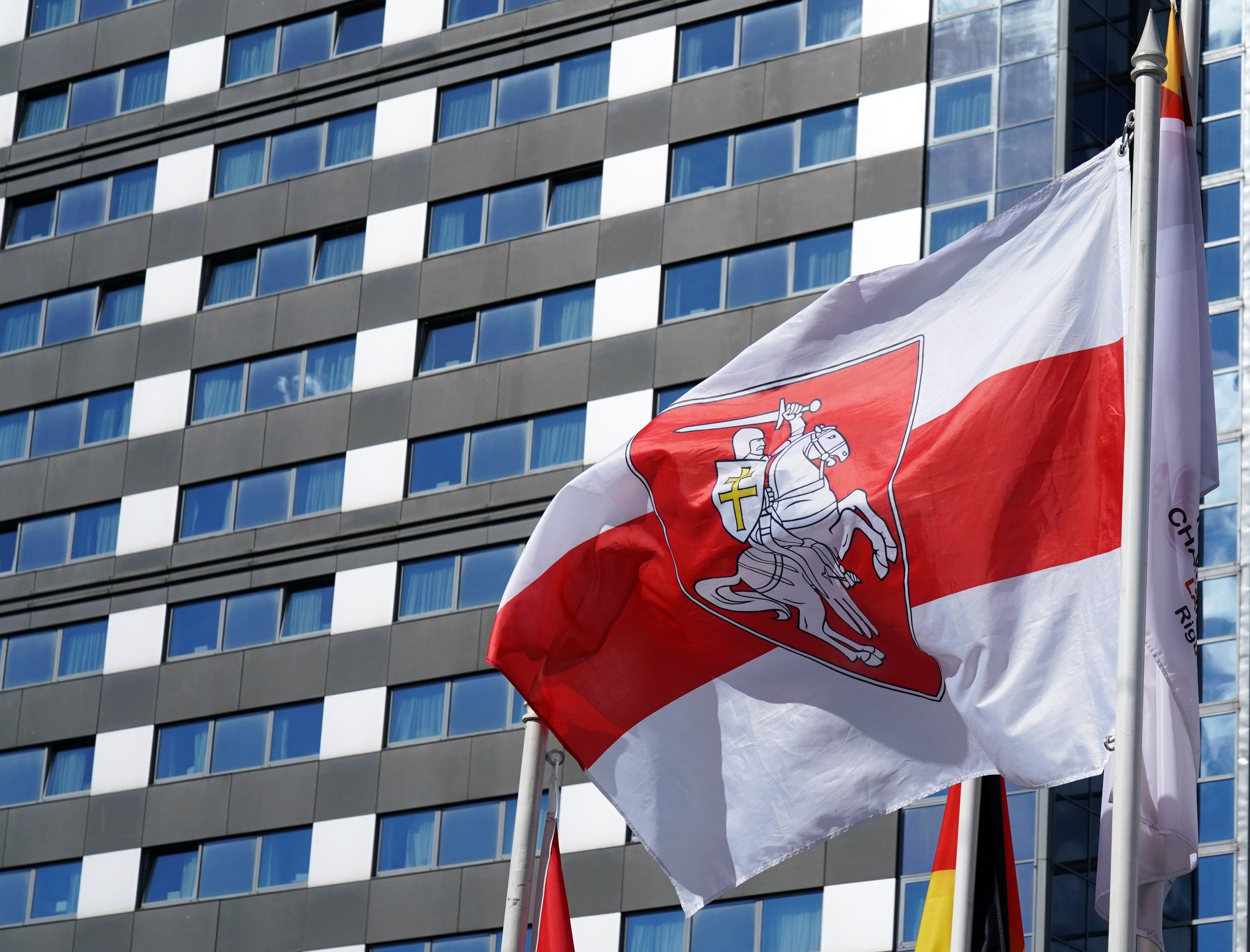 IIHF pieprasa Rīgas mēram pilsētā novākt vēsturisko Baltkrievijas karogu