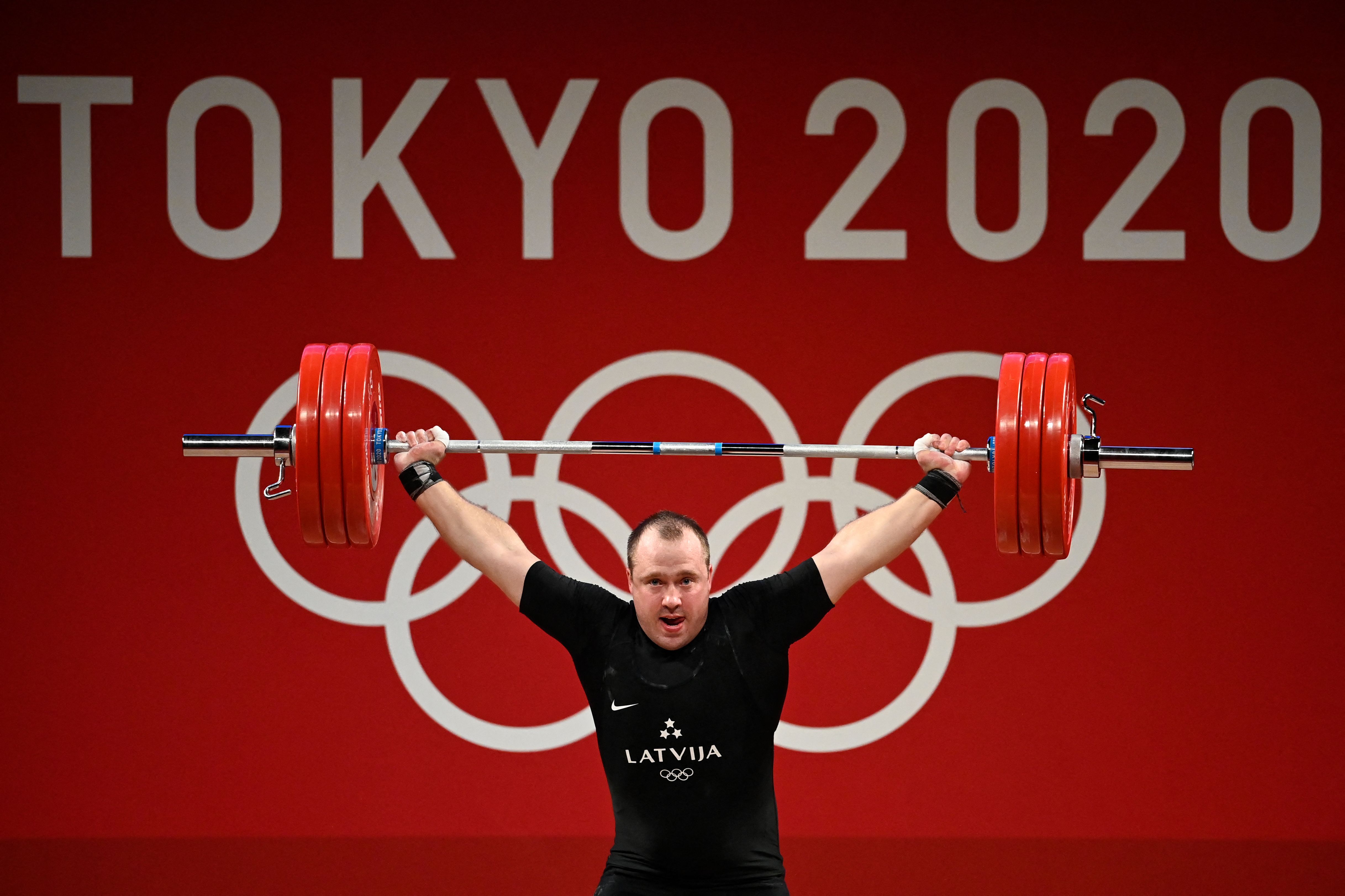 Plēsnieks izcīna olimpisko bronzu svarcelšanā